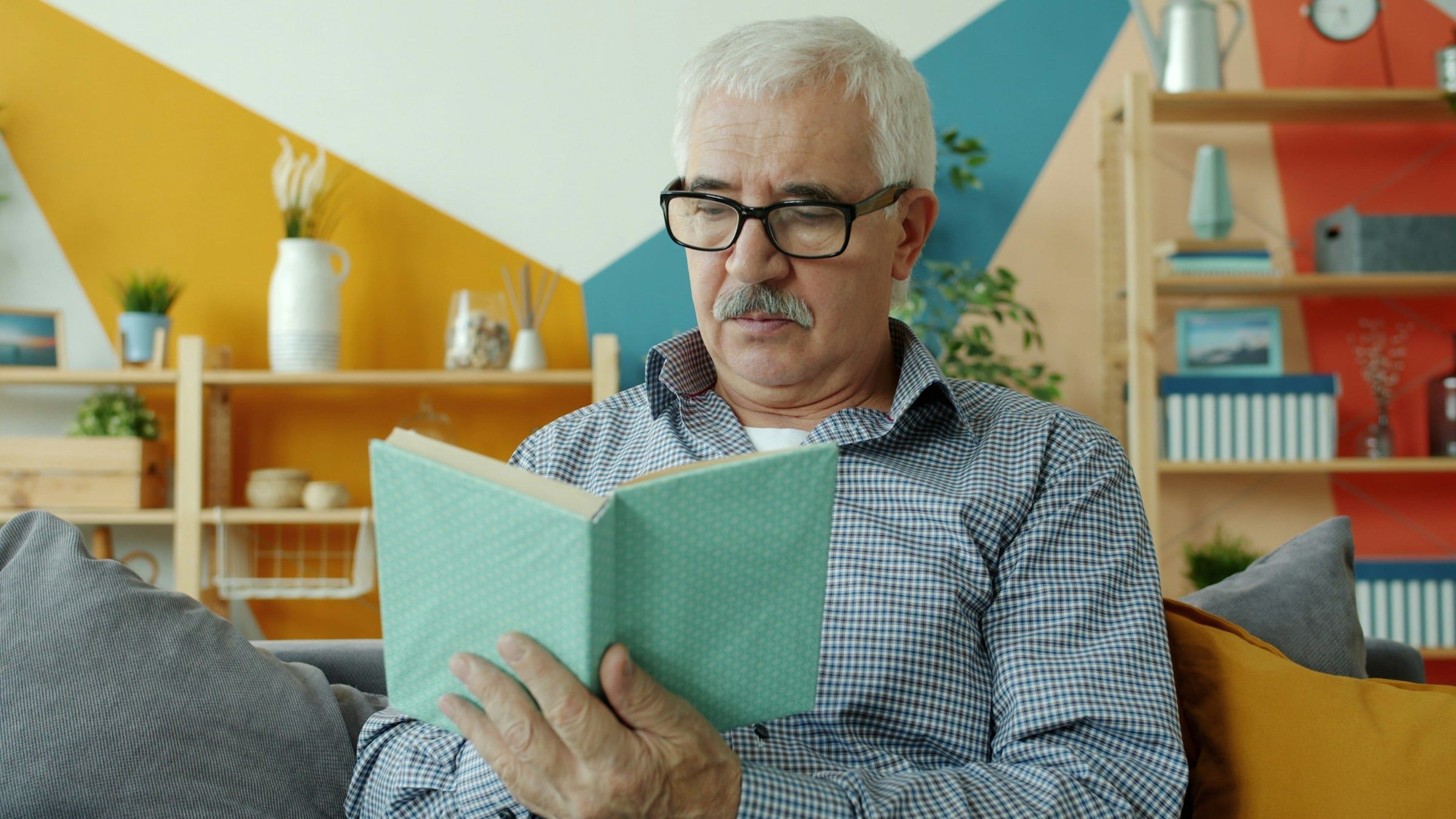 Kundin mit Gleitsichtbrille bei der Anpassung