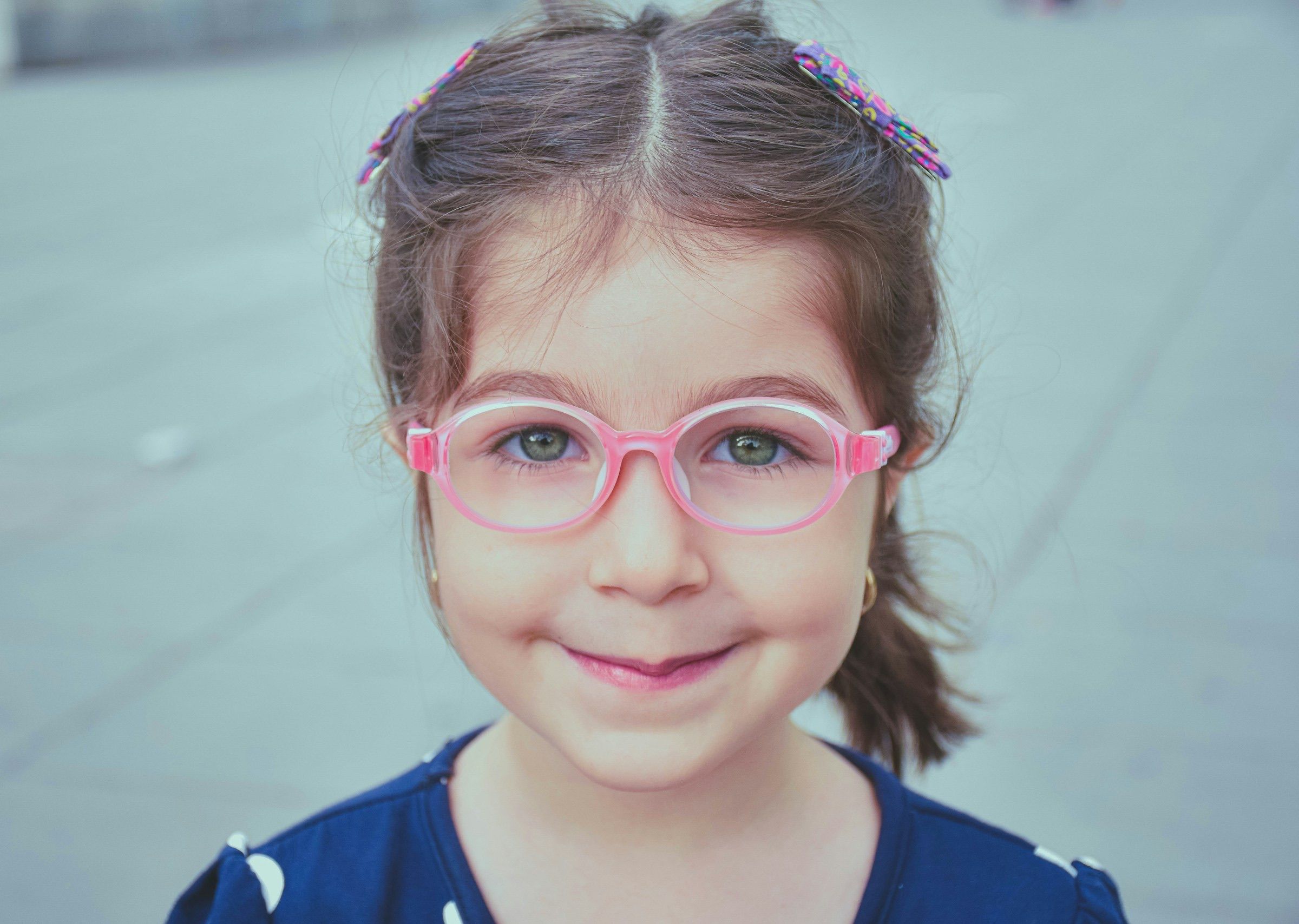 Kind probiert eine Kinderbrille an