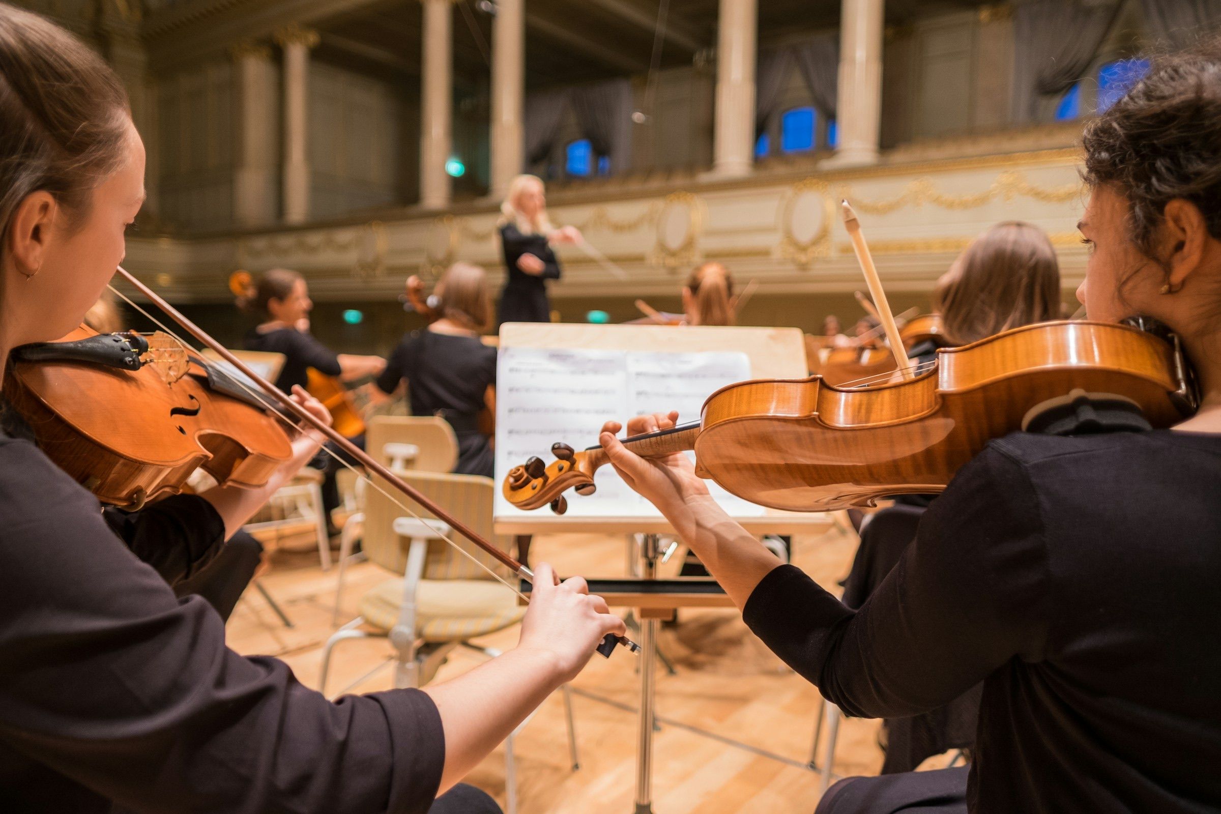 Musikerin mit Instrument auf der Bühne